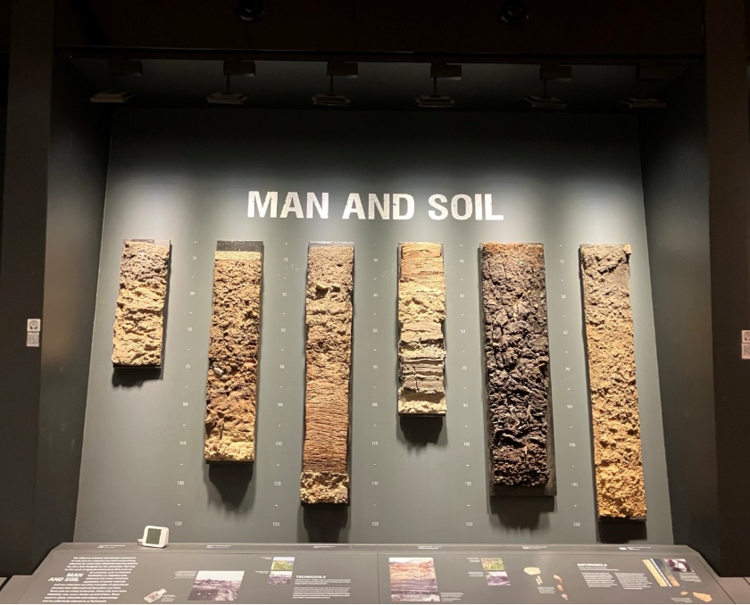 Et bilde som inneholder tekst, museum, kunst, veggKI-generert innhold kan være feil.
